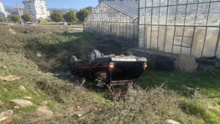 Gazipaşada kontrolden çıkan otomobil şarampole uçtu: 2 yaralı
