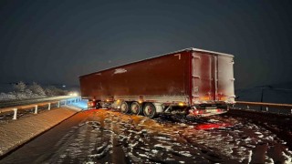 Gece saatlerinde etkili olan kar yağışı trafikte olumsuzluklara neden oldu