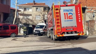 Gecekonduda çıkan yangında 2 kişi dumandan etkilendi