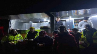 Gedizden deprem bölgesine gönderilen mobil tarhana aracı hizmete başladı