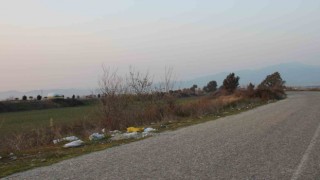 Gelişigüzel çevreye atılan çöpler doğayı kirletiyor