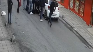 Geri geri giderken yolun karşısına geçmeye çalışan kadına çarptı