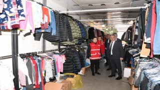Giyim tırları depremzedelerin kaldıkları otellere gönderildi