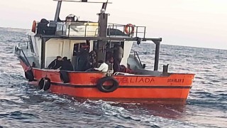 Gökçeada açıklarındaki balıkçı teknesinde 68 kaçak göçmen ve 3 göçmen kaçakçısı şüphelisi yakalandı