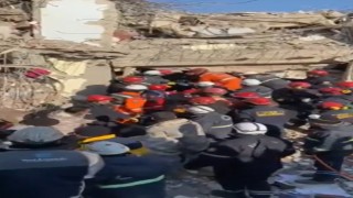 Gölcük Tersane Komutanlığı personeli iki genci enkazdan sağ çıkardı