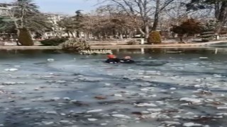 Gölete düşen depremzede çocuğu polis kurtardı