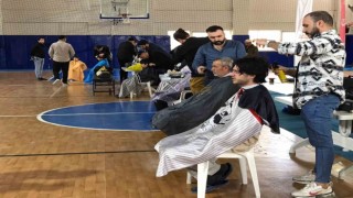Gönüllü berber ve kuaförler, depremzedeleri tıraş etti