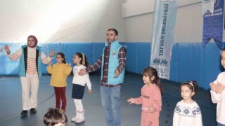 Gönüllü gençler depremzede çocuklar gülsün diye çabalıyor