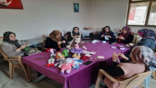 Gönüllü kursiyerler depremzede çocuklar için oyuncak yapıyor