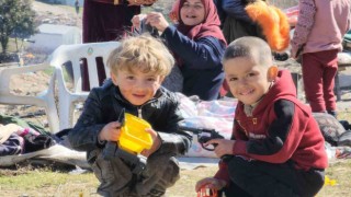 Gönüllü olarak geldikleri Adıyamanda dağıttıkları oyuncaklarla çocukların yüzünü güldürdüler