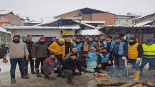 Gönüllüler, deprem bölgesinde hayat kurtarıyor