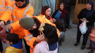 Gönüllülerden depremzede çocuklara sıcak dokunuş