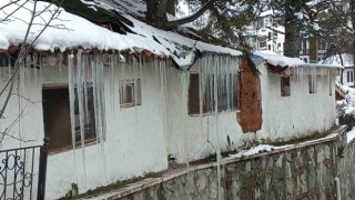 Göynükte 1 metreye yakın buz sarkıtları oluştu