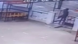 Güpegündüz sitenin demir kapısını çaldı