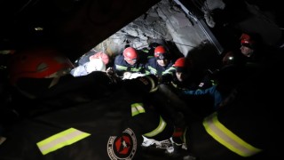 Gürcistanlı ekip, Adıyamanda genç kadını enkaz altından çıkardı