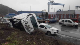 Hakimiyetini kaybeden kamyon aracın üzerine devrildi