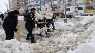 Hakkari Belediyesi kar küreme timi iş başında