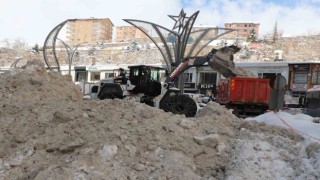 Hakkari Belediyesinin karla mücadele çalışmaları devam ediyor
