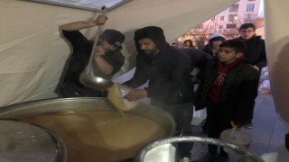 Hakkari ekibi deprem bölgesinde yemek dağıtımına başladı