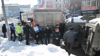 Hakkari polisi halkla tek yürek oldu