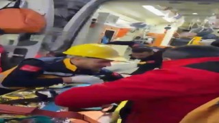 Hakkari UMKE ekibi 13 yaşındaki çocuğu enkazdan sağ çıkarttı