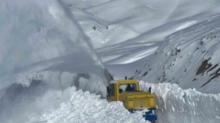 Hakkaride yer yer 3 metreyi karda yol açma çalışması