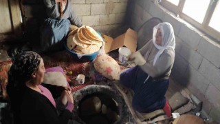 Hakkarili kadınlar deprem bölgesi için tandır başından ayrılmıyor