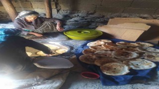 Hakkarili kadınlar pişirdikleri ekmekleri deprem bölgesine gönderdi