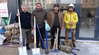 Hakkârili vatandaşlar ellerine kazma, kürek alıp deprem bölgesinin yolu tuttular