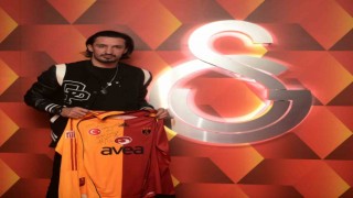 Hasan Kabze, depremzedeler için formasını bağışladı