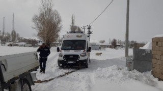 Hasta almaya giden ambulans kara saplandı