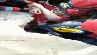 Hatayda 3 kardeşin ardından, anne de enkaz altından kurtarıldı