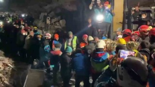 Hatayda 62 yaşındaki Mehmet amca 160 saat sonra enkazdan kurtarıldı