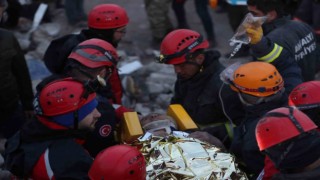 Hatayda abla kardeş 86ıncı saatte enkazdan sağ çıkarıldı