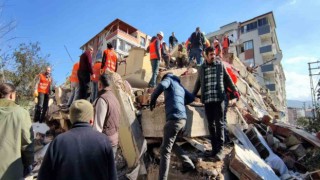 Hatayda çalışmalar hızlandı, vatandaşlar enkazdan kurtarılıyor