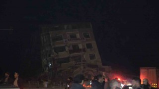 Hatayda deprem sonrası ev yan yattı, facia ucuz atlatıldı
