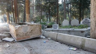 Hatayda deprem sonrası mezarlar hasar gördü, bazıları yola uçtu