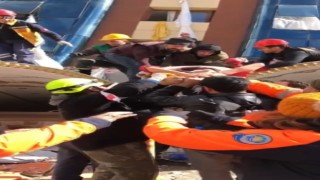 Hatayda depremin 33. saatinde gelen kurtuluş: 4 yaşındaki Zeynep ve annesi kurtarıldı