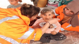 Hatayda depremzede 3 yaşındaki çocuğa doğum günü sürprizi