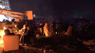 Hatayda depremzedeler dondurucu soğukta geceyi ateş başında geçiriyor