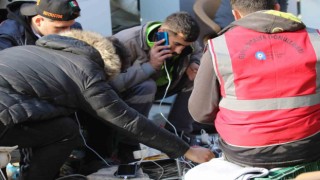Hatayda depremzedeler mobil şarj istasyonlarına akın ediyor