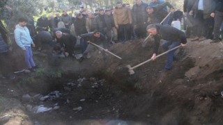 Hatayda enkaz altında kalarak hayatını kaybeden 4 kişilik aile Cizrede toprağa verildi