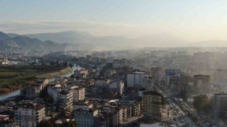 Hatayda enkaz çalışmalarının ardından gökyüzü toz bulutuyla kaplandı