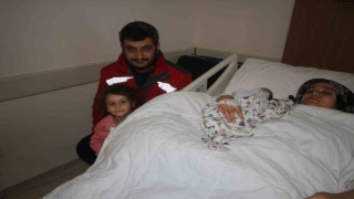 Hatayda evlerin yıkılan aile Konyada dünyaya gelen bebeklerinin buruk sevincini yaşadı