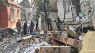 Hatayda itfaiyeciler enkazdan 2si çocuk 5 kişiyi canlı kurtardı