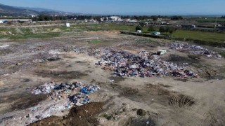 Hatayda kentin dışına toplanan çöp yığını havadan görüntülendi