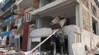 Hatayda yıkılmak üzere olan 4 katlı binadan eşya taşıma anları kamerada