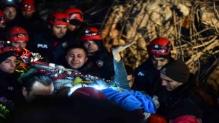 Hatice depremden 92 saat sonra kurtarıldı, el sallayarak çıktı