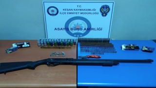 Havaya ateş açtı, evinden mini cephanelik çıktı