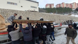 Hayırseverlerin yaptığı ahşap konteyner evler deprem bölgesine doğru yola çıktı